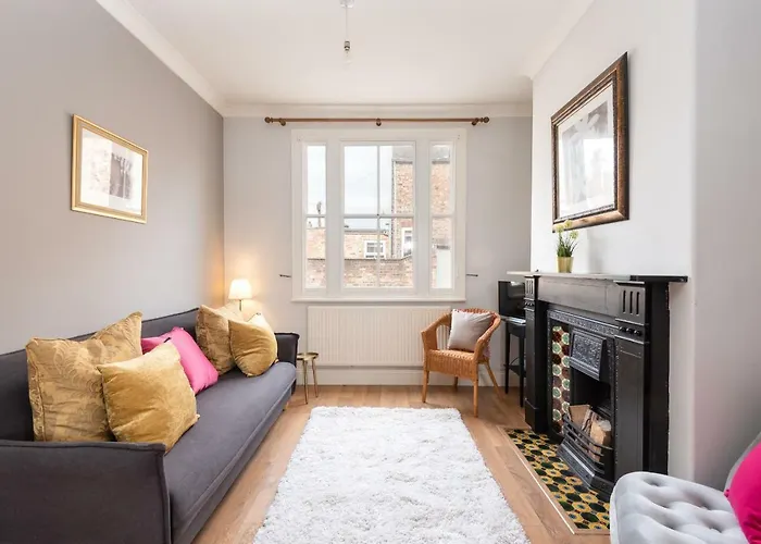 Charming Base For 5 Near Bishy Rd Pass The Keys